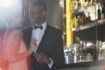 Добре одягнена пара в розкішному барі танцює — стокове фото