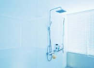 Quadratischer Duschkopf im modernen Badezimmer — Stockfoto