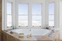 Jacuzzi-Badewanne im Badezimmer mit Blick auf den Ozean — Stockfoto