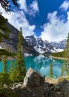 Snowy mountains overlooking glacial lake — Stock Photo