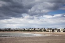 Над прибрежной деревней образуются облака — стоковое фото