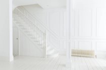 Escadaria branca e paredes em casa ornamentada — Fotografia de Stock
