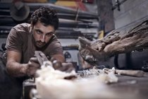 Handwerker meißelt Holz in Werkstatt — Stockfoto