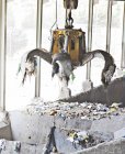 Griffe rejetant le recyclage dans le centre de recyclage — Photo de stock