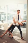 Porträt eines Geschäftsmannes und einer Geschäftsfrau, die Tango im Konferenzraum tanzen — Stockfoto