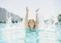 Junge Frau planscht in Schwimmbad — Stockfoto
