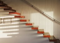 Schatten auf schwebender Treppe in modernem Haus — Stockfoto