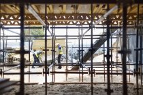 Bauarbeiter arbeiten auf Baustelle — Stockfoto
