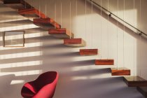 Escalier flottant dans l'intérieur de la maison moderne — Photo de stock