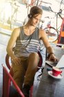 Человек с наушниками за ноутбуком в кафе — стоковое фото