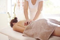 Mulher recebendo massagem por massagista — Fotografia de Stock