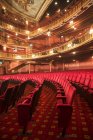 Balcons et sièges dans l'auditorium vide du théâtre — Photo de stock