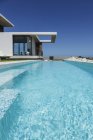 Vista panoramica della piscina al di fuori della casa moderna — Foto stock