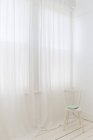 Тісні штори в сучасній кімнаті — стокове фото