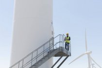Працівник стоїть на вітровій турбіні — стокове фото