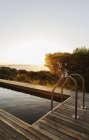 Coucher de soleil en arrière-plan de la piscine — Photo de stock