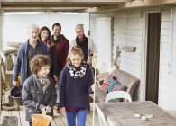 Famille multi-génération avec filets et seau sur le porche — Photo de stock