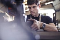 Schwerpunktmäßig Mechaniker in Autowerkstatt — Stockfoto