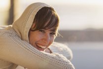 Glückliche kaukasische Frau lacht draußen — Stockfoto
