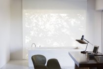 Schreibtisch und Badewanne im modernen Zuhause — Stockfoto
