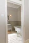 Krallenfuß-Badewanne im Badezimmer — Stockfoto
