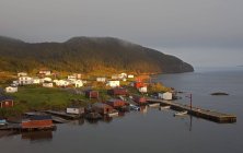 Деревня и док вдоль океана — стоковое фото
