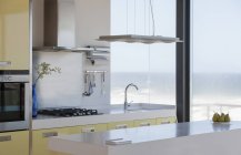 Bela cozinha moderna com vista para o oceano — Fotografia de Stock