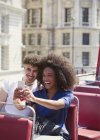 Paar macht Selfie im Doppeldeckerbus — Stockfoto