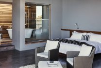Bett und Sessel im modernen Schlafzimmer — Stockfoto