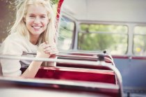 Портрет усміхненої жінки їде двоповерховий автобус — стокове фото