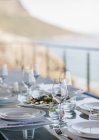 Gedeckter Tisch auf luxuriöser Terrasse tagsüber — Stockfoto