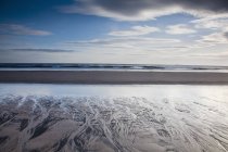 Praia na maré baixa durante o dia — Fotografia de Stock