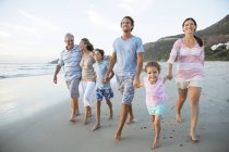 Famiglia che cammina insieme sulla spiaggia — Foto stock