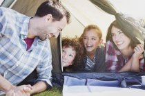 Tagsüber lächelnde Familie im Zelt — Stockfoto