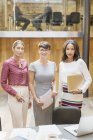 Portrait femmes d'affaires confiantes en fonction — Photo de stock