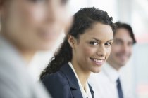 Бізнес-леді посміхається на зустрічі — стокове фото