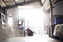 Mechaniker reparieren Gabelstapler in Autowerkstatt — Stockfoto