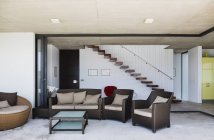 Sofa und Sessel im modernen Wohnzimmer — Stockfoto