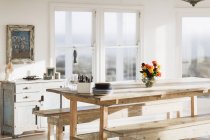 Vista panorâmica da mesa de madeira na sala de jantar — Fotografia de Stock