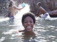 Afrikanerin lächelt tagsüber im Fluss — Stockfoto