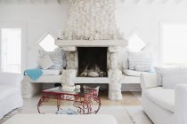 Dekorationen am Kamin im weißen Wohnzimmer — Stockfoto