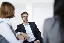 Uomini d'affari adulti di successo che parlano in ufficio — Foto stock