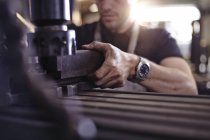 Close up mechanic using machinery in auto repair shop — Stock Photo