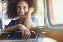 Портрет улыбающейся женщины в автобусе — стоковое фото