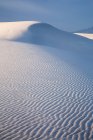 Duna de arena blanca tranquila, White Sands, Nuevo México, Estados Unidos , - foto de stock