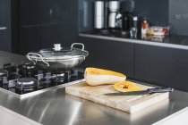 Aufgeschnittener Kürbis im modernen Kücheninterieur — Stockfoto