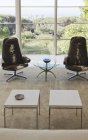 Cadeiras e mesas na moderna sala de estar — Fotografia de Stock