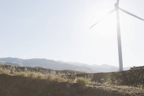 Turbina eólica girando en el paisaje rural - foto de stock