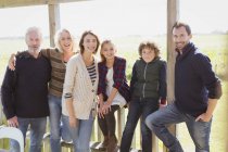 Ritratto famiglia multi-generazione sorridente sul portico soleggiato — Foto stock