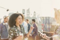 Enthusiastic young women enjoying rooftop party — Stock Photo